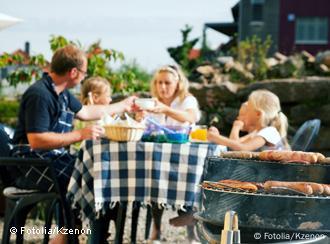 Familie beim Grillen