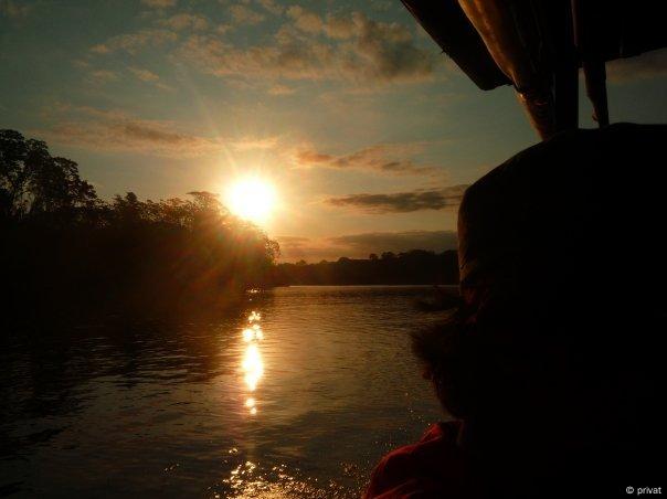 Blick von einem Boot auf den Sonnenuntergang