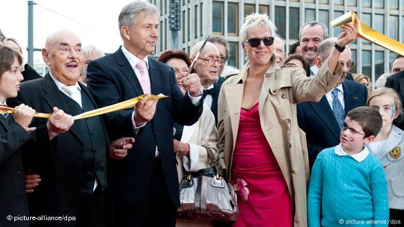 Mit einem Stern geehrt: Artur Brauner (2.v.l) und Berlins Regierenden Bürgermeister Klaus Wowereit (SPD, 3.v.l) eröffneten in Berlin den Boulevard der Stars (2010)